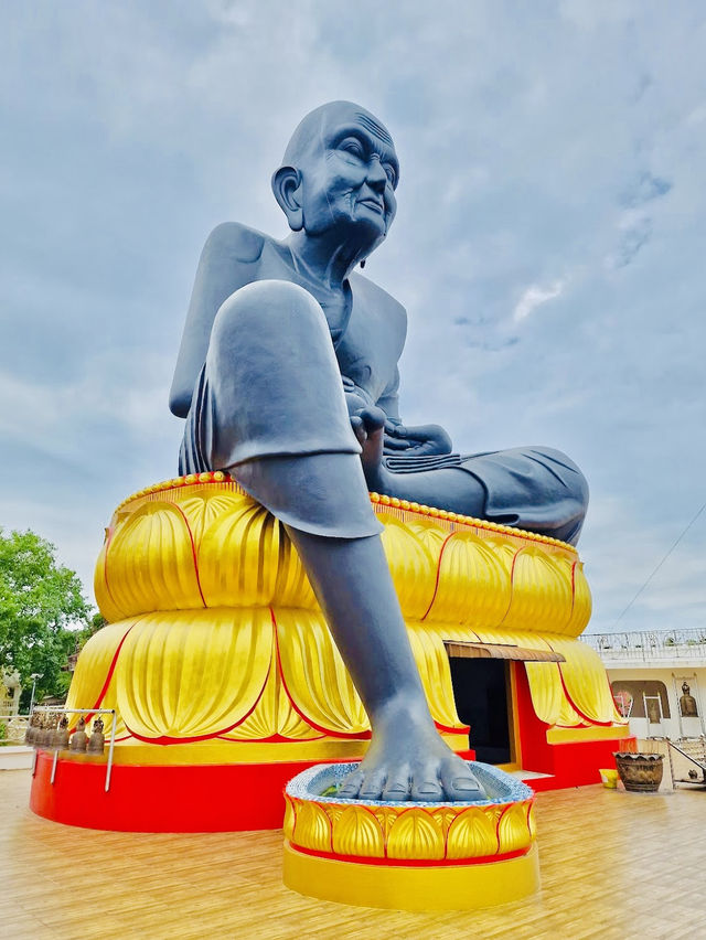 Luang Phor Thuad's Statue