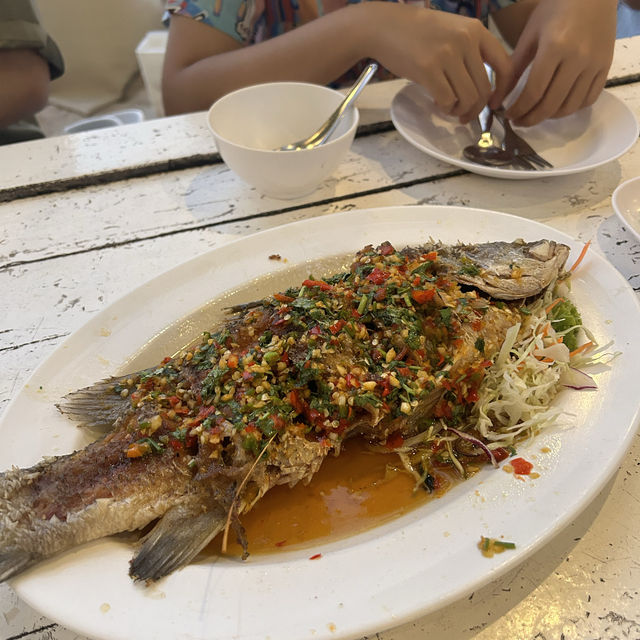ร้านอาหารต้นสัก เกาะเสม็ด