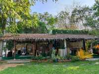 คาเฟ่ริมน้ำในรีสอร์ท The Antique Riverside 