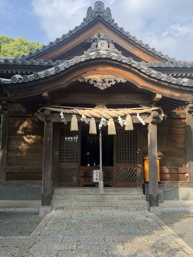 【福岡神社】城跡に隣接すふ参道から海の見える神社