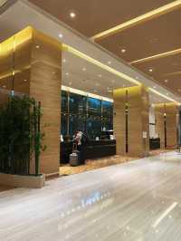 Hotel surrounded with shopping mall and dining spots 🏩