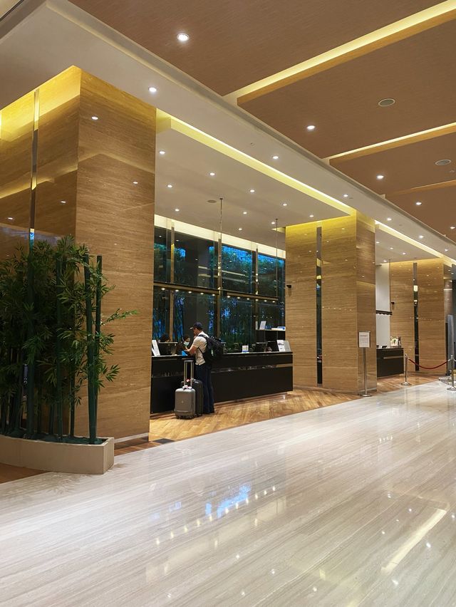 Hotel surrounded with shopping mall and dining spots 🏩