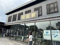 大分県日田市。あなたの愛(I)で日田(HITA)を完成させるモニュメントと日田杉が贅沢な日田駅舎
