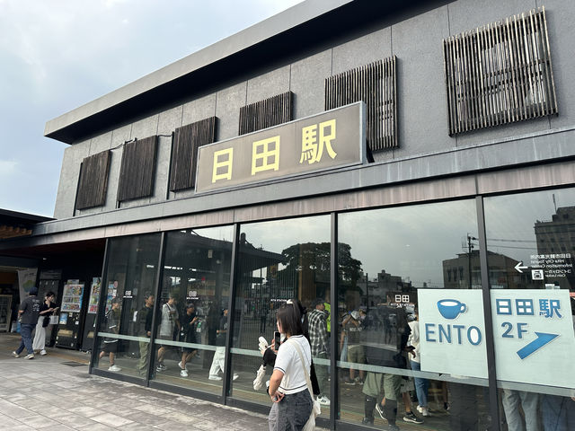 大分県日田市。あなたの愛(I)で日田(HITA)を完成させるモニュメントと日田杉が贅沢な日田駅舎