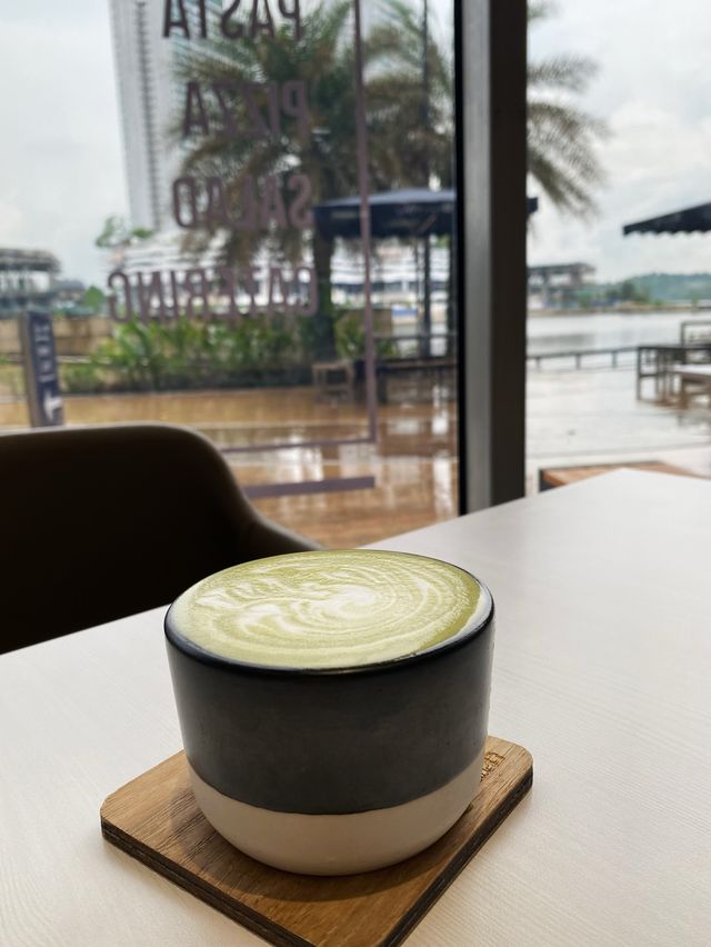Cafe by the quayside 🍹🍸🥂
