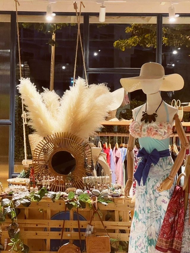The Lunar Beach House คาเฟ่ริมผา - ชลบุรี