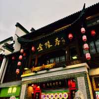 【南京】夫子廟：匯集眾多特色小吃和手工藝品的古街
