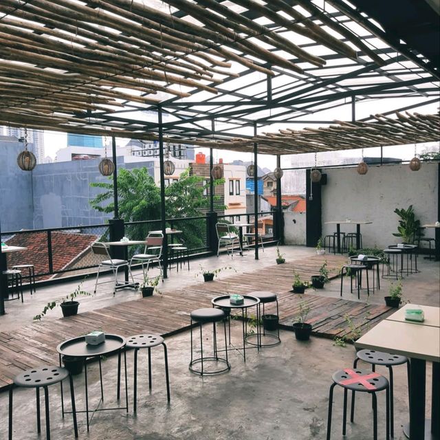 ONE OF THE NEW COFFEE SHOPS IN TOMANG