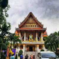 สักการะพระประธานสององค์ในพระอุโบสถ 3 ชั้น