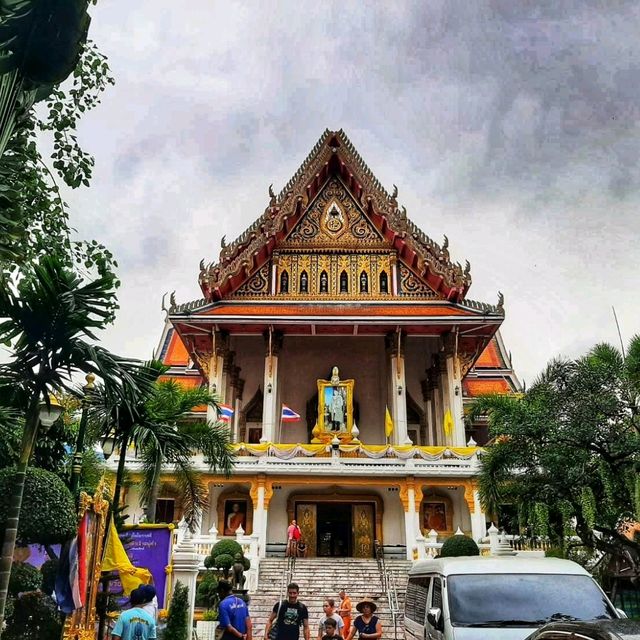 สักการะพระประธานสององค์ในพระอุโบสถ 3 ชั้น