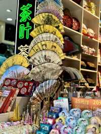 Explore the Yuyuan Old Street Market in Shanghai 🏙️