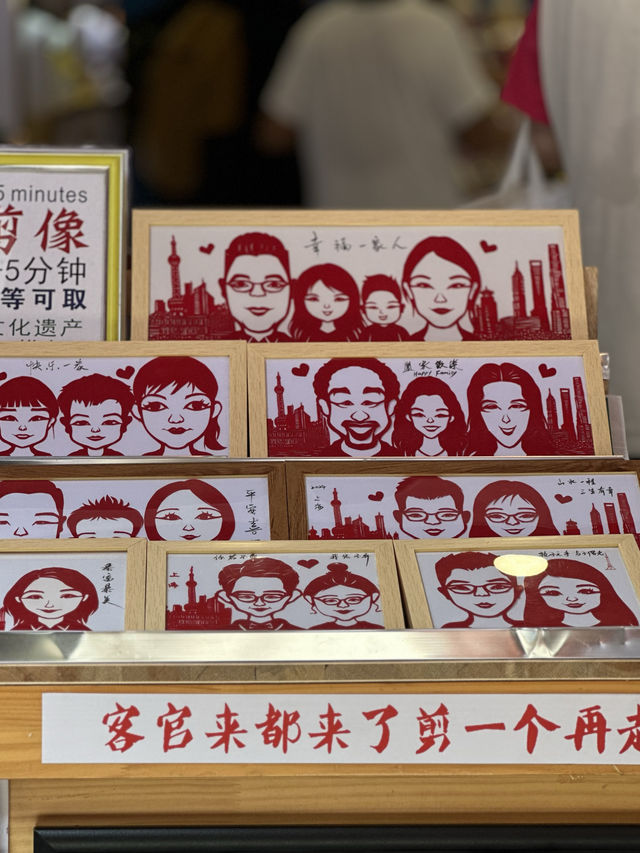 Explore the Yuyuan Old Street Market in Shanghai 🏙️