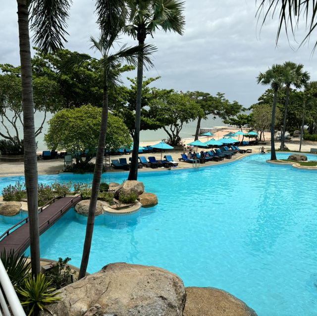 「泰國芭提雅的花園海景度假酒店：泳池與私人海灘的極致享受」
