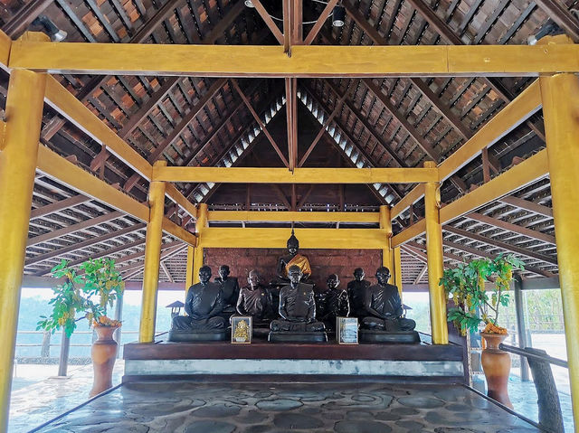 วัดสิรินธรวรารามภูพร้าว - ยลความงามวัดเรืองแสง