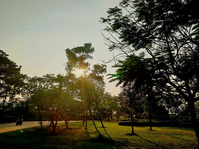 【老撾湄公河邊公園】首都萬象最大的開放式景觀城市公園，吃喝玩樂拍照📸打卡一應俱全。