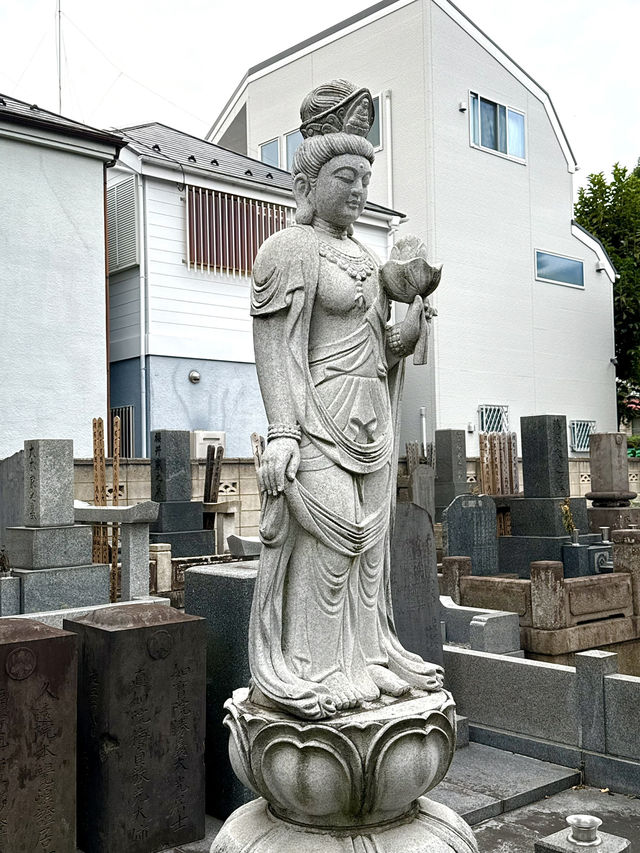 【東京都】白い狐の霊石を祀る神社