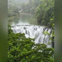 雨中遊壯觀十分瀑布，老街祈願放天燈