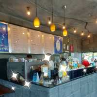 คาเฟ่ที่เป็นแลนด์มาร์คสวนผึ้ง Maoi Coffee 