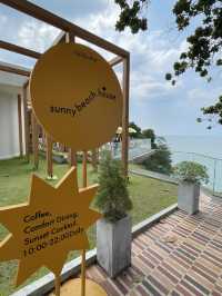 Sunny Beach House Pattaya คาเฟ่สีเหลืองริมทะเล