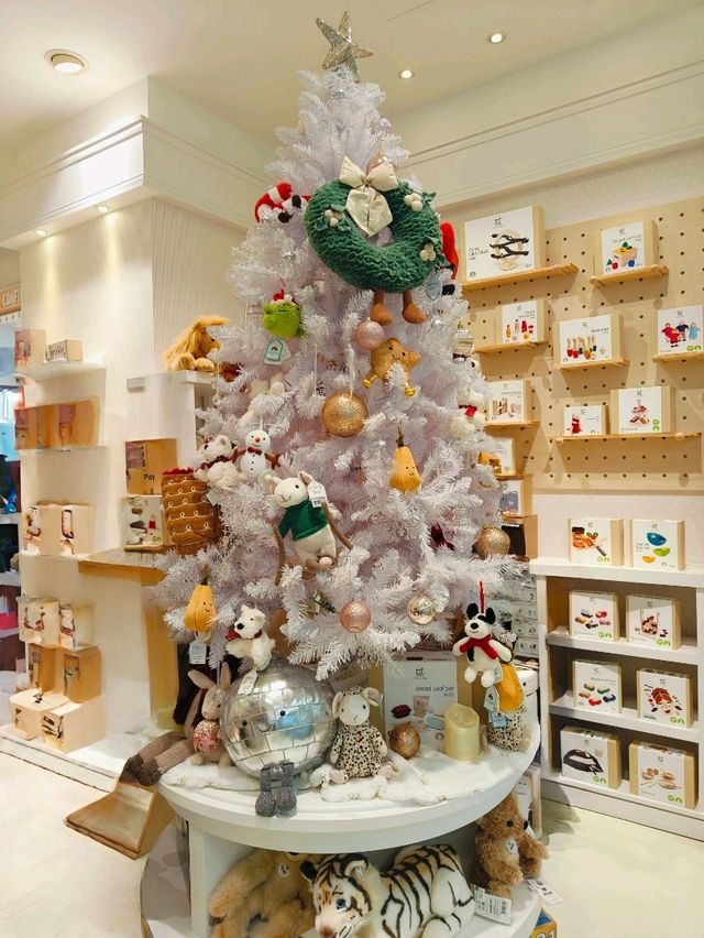 Festive Vibes and Holiday Finds at 1 Utama