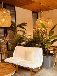 Elegant Atmosphere and Delicious Desserts at Coffee Interview Bongmyeong