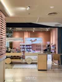 นั่งจิบกาแฟกันที่ Nana Coffee Roasters