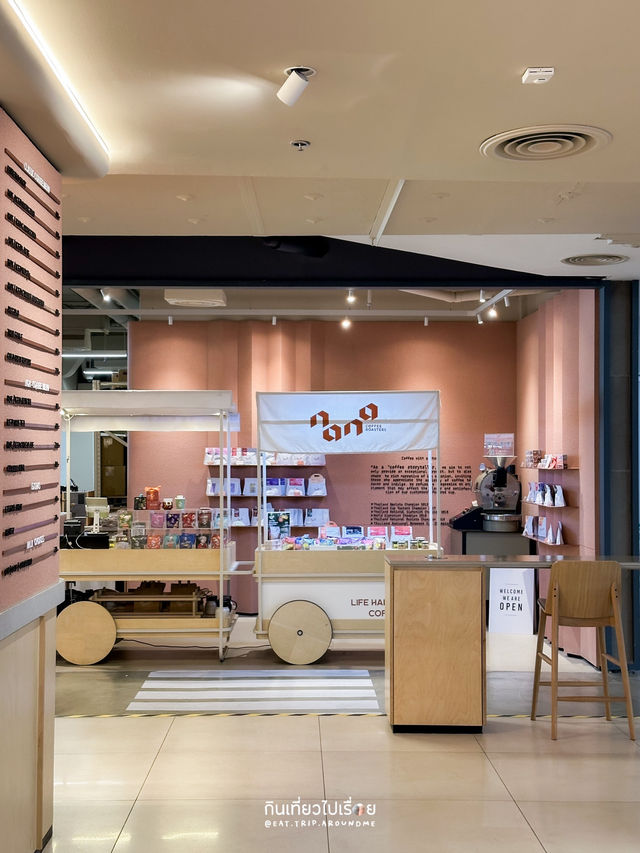 นั่งจิบกาแฟกันที่ Nana Coffee Roasters