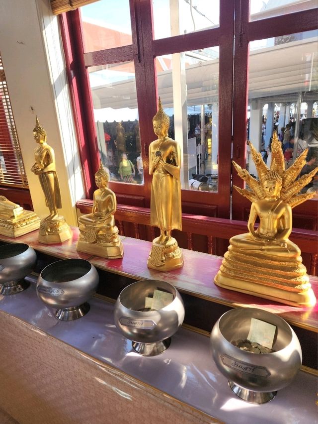 ขอพรที่ศาลหลักเมืองกรุงเทพมหานคร