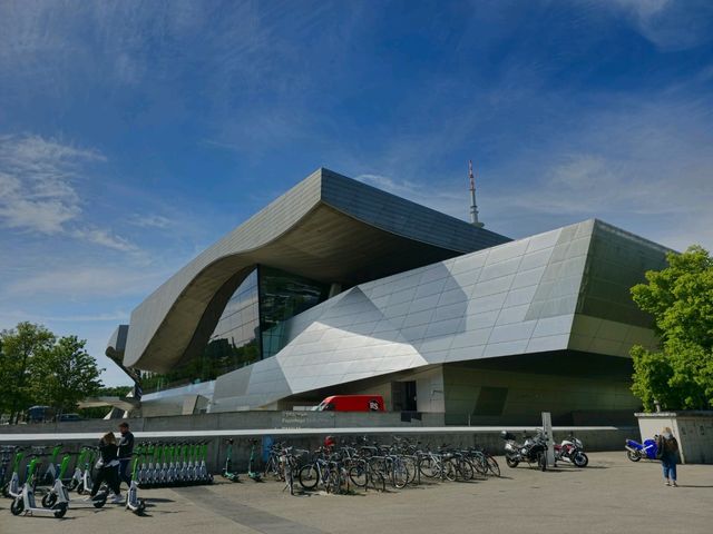 寶馬世界（BMW Welt）－探索這座結合創新與奢華的汽車體驗中心🚗✨，讓每個汽車愛好者心潮澎湃📸🤩