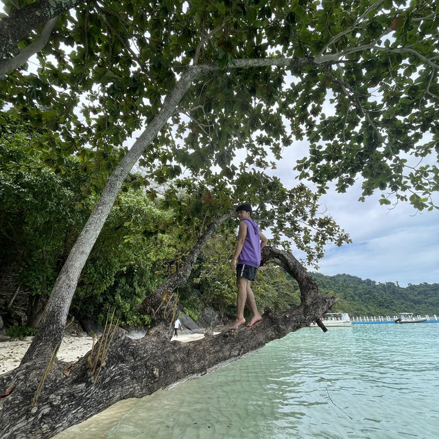 ชิลให้สุด พักใจ เกาะช้าง ไปกับวิวหลักล้าน! 🏝️