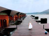 นอนแพริมน้ำแบบ luxury ในเขื่อนศรีนครินทร์
