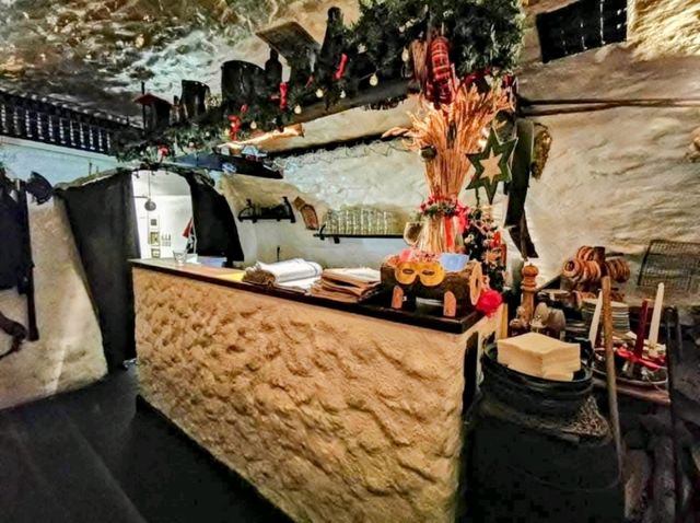 在洞穴中吃豬肋排？CK小鎮的地窖餐廳 Krčma Šatlava