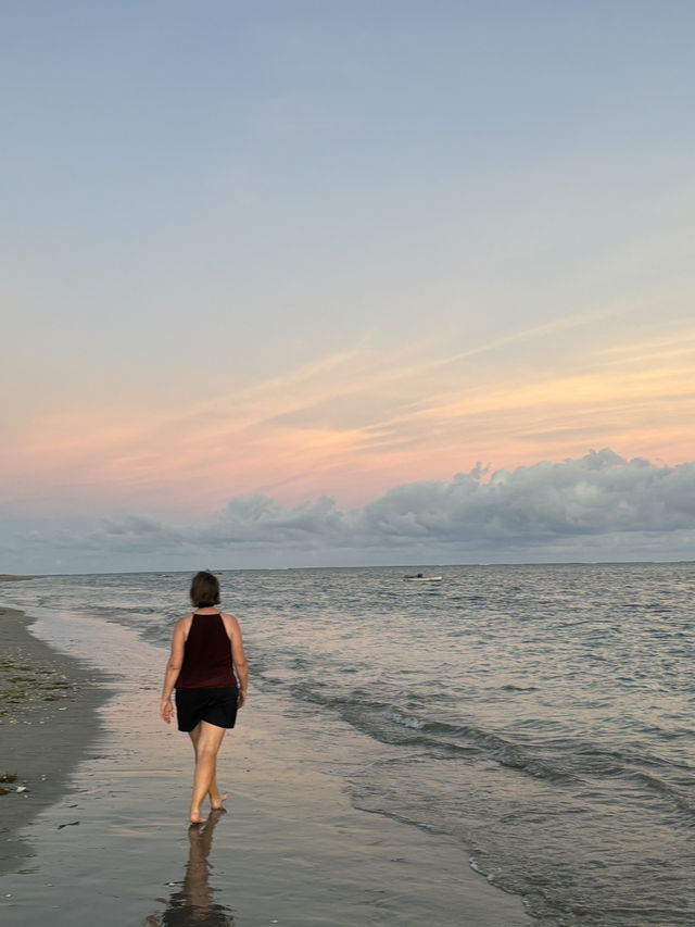 A Visit to Woranu Beach: A Day of Serenity and a Sunset to Remember 🌊🌅 
