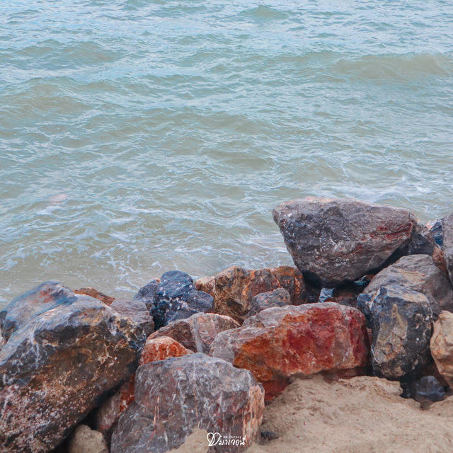 หนีร้อนไปนอนฟังเสียงคลื่นที่หาดเจ้าสำราญ 🌊☀️  