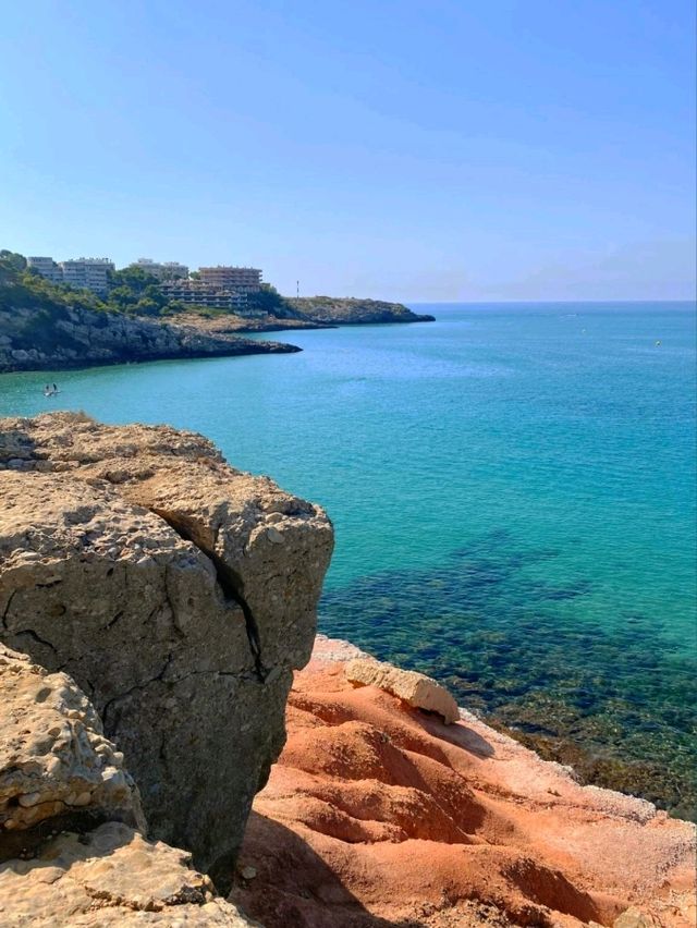 Cami de Ronda 是一條較長的健行步道，沿著這裡的海岸經過