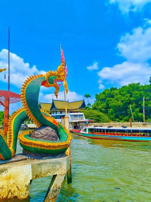 สักการะสิ่งศักดิ์สิทธิ์ วัดสุวรรณาราม