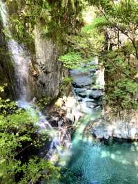 【岐阜】神秘的なエメラルドグリーン😍虹のかかる絶景の滝