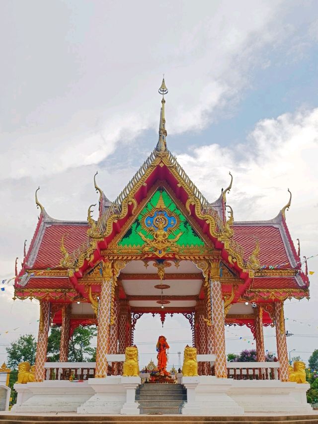 กราบสักการะ ศาลหลักเมืองอำเภอนาจะหลวย