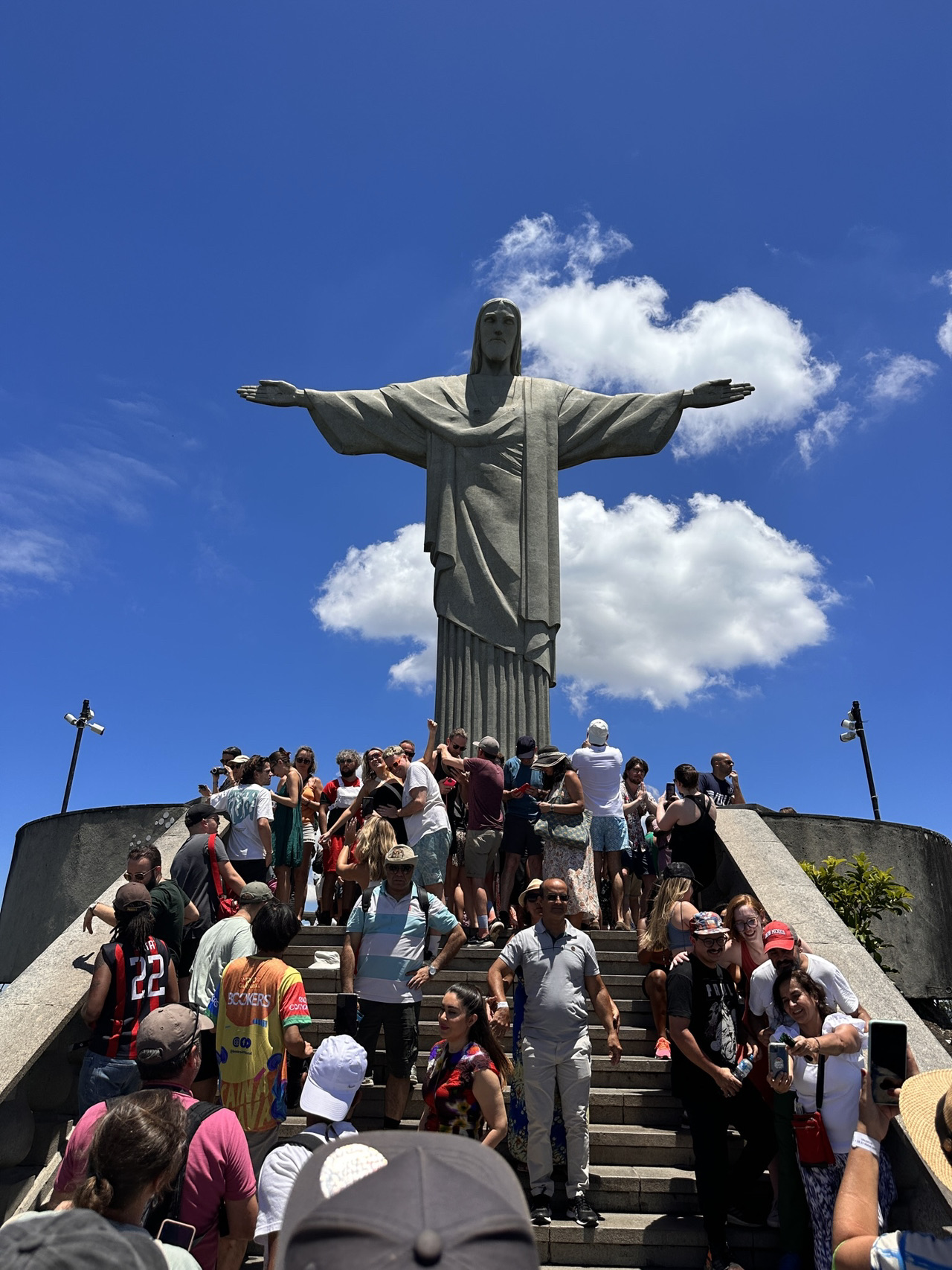 コルコバードの丘・キリスト像】リオの街を、両手を広げて見守る存在