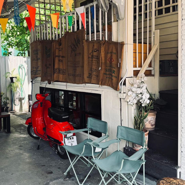 คาเฟ่สุดอบอุ่น บ้านไม้ “ใต้ถุนบ้าน 带福办 ” เชียงใหม่