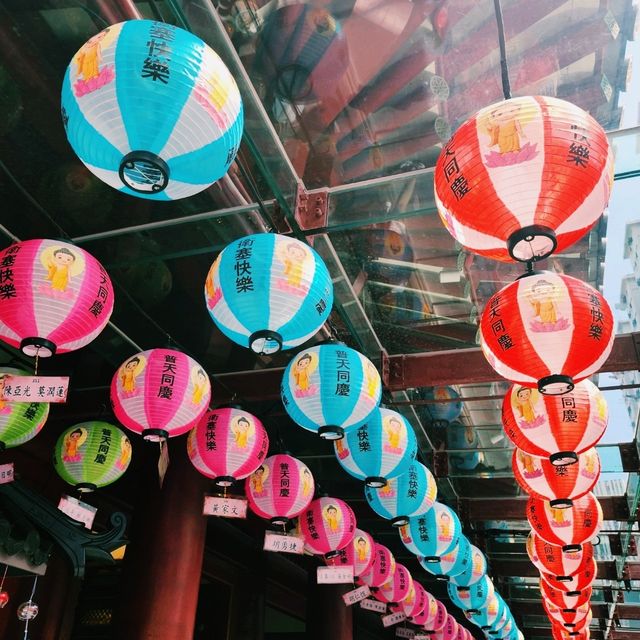 Sacred Splendor: The Stunning Decorations of the Buddha Tooth Relic Temple