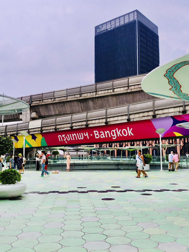 曼谷|色彩繽紛的花傘也太美了 📍曼谷 Sky Walk 彩虹天橋