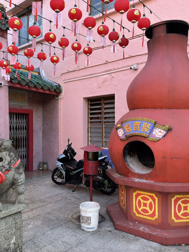 Hiang Thian Siang Ti Temple: A Serene Teochew Treasure in Kuching