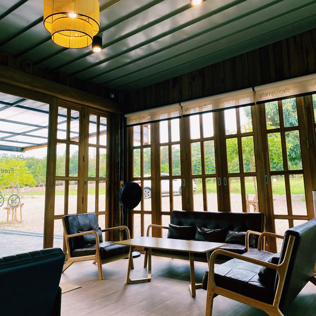 Glamp./cafe เป็นคาเฟ่สไตล์มินิมอล