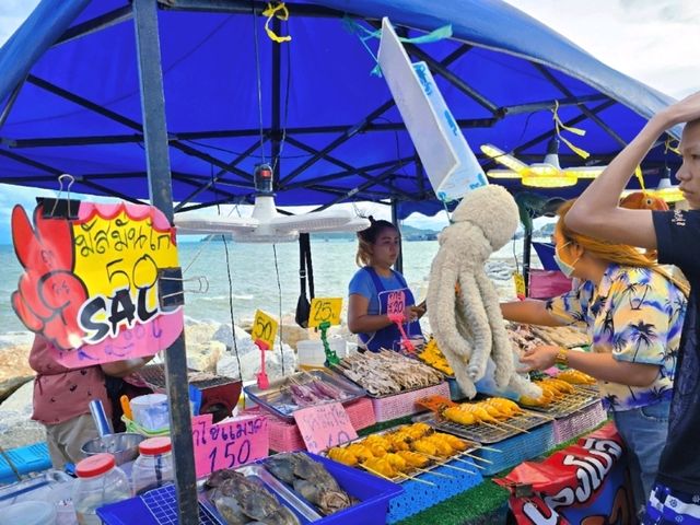 ถนนคนเดินอ่าวดงตาล สัตหีบ..แค่ปากซอย