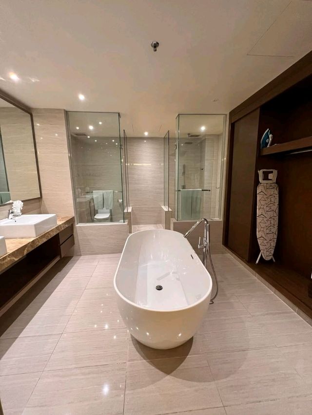 “Bella Vista Waterfront Resort: A Seaside Sanctuary with Panoramic Views in Kuah”