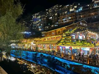 西江千戶苗寨夜景：山間千燈舞動