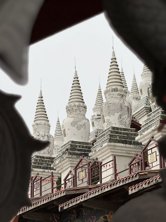 A mega Buddhist temple with multiple styles in Mianyang