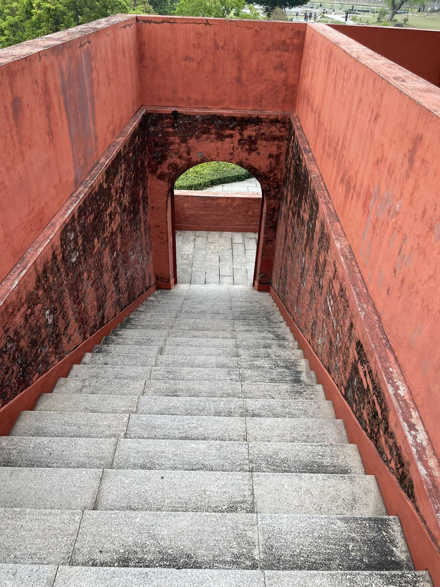 「探訪千年之美－肇慶麗譙樓的神秘魅力」🏰✨🖋️