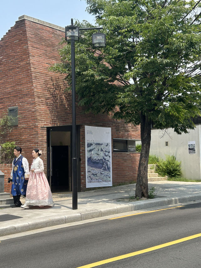 🌿 고즈넉한 한옥길에서의 여유로운 산책, 북촌한옥마을